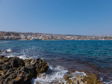 Rethymno, Yunanistan - 29 Temmuz 2016: Rocky Akdeniz plajı. Girit Denizi, Ege Denizi 'nin güneyinde, Girit Adası' nın kuzeyinde ve Kiklad Denizi 'nin güneyinde bulunan bir denizdir..