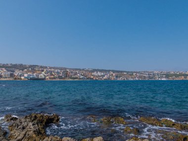 Rethymno, Yunanistan - 29 Temmuz 2016: Rocky Akdeniz plajı. Girit Denizi, Ege Denizi 'nin güneyinde, Girit Adası' nın kuzeyinde ve Kiklad Denizi 'nin güneyinde bulunan bir denizdir..