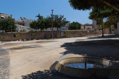 Rethymno, Yunanistan - 29 Temmuz 2016: Mastaba Tapınağı yakınlarındaki çeşmeler.
