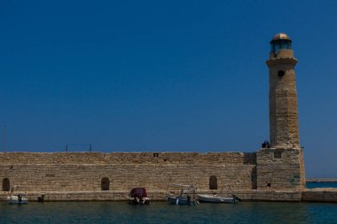 Rethymno, Yunanistan - 30 Temmuz 2016: Eski deniz feneri. Bu deniz feneri Mısırlılar tarafından 1830 yılında Türklerin Girit 'i Mısırlılara teslim ettiği dönemde inşa edildi. Muhtemelen şantiyede Chania h gibi eski bir Venedik deniz feneri vardı.