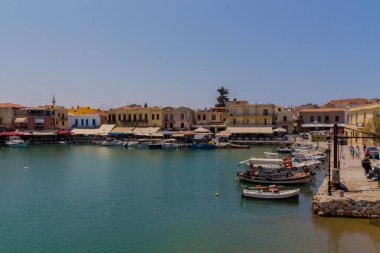 Rethymno, Yunanistan - 30 Temmuz 2016: Venedik limanı. Şehrin modern limanının yanındaki Rethymnon Venedik Limanı, Mısır deniz feneriyle birlikte eski kentin en pitoresk alanlarından biridir. Bizans döneminde faaliyet göstermiştir (afte