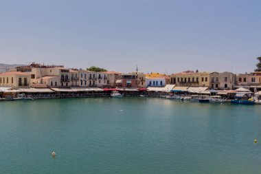Rethymno, Yunanistan - 30 Temmuz 2016: Venedik limanı. Şehrin modern limanının yanındaki Rethymnon Venedik Limanı, Mısır deniz feneriyle birlikte eski kentin en pitoresk alanlarından biridir. Bizans döneminde faaliyet göstermiştir (afte