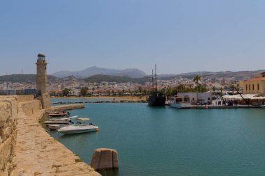 Rethymno, Yunanistan - 30 Temmuz 2016: Venedik limanı. Şehrin modern limanının yanındaki Rethymnon Venedik Limanı, Mısır deniz feneriyle birlikte eski kentin en pitoresk alanlarından biridir. Bizans döneminde faaliyet göstermiştir (afte