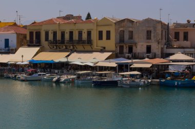 Rethymno, Yunanistan - 30 Temmuz 2016: Venedik limanı. Şehrin modern limanının yanındaki Rethymnon Venedik Limanı, Mısır deniz feneriyle birlikte eski kentin en pitoresk alanlarından biridir. Bizans döneminde faaliyet göstermiştir (afte