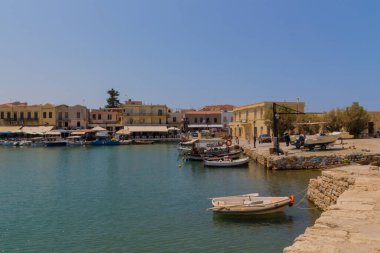 Rethymno, Yunanistan - 30 Temmuz 2016: Venedik limanı. Şehrin modern limanının yanındaki Rethymnon Venedik Limanı, Mısır deniz feneriyle birlikte eski kentin en pitoresk alanlarından biridir. Bizans döneminde faaliyet göstermiştir (afte