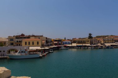 Rethymno, Yunanistan - 30 Temmuz 2016: Venedik limanı. Şehrin modern limanının yanındaki Rethymnon Venedik Limanı, Mısır deniz feneriyle birlikte eski kentin en pitoresk alanlarından biridir. Bizans döneminde faaliyet göstermiştir (afte