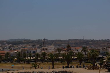 Rethymno, Yunanistan - 30 Temmuz 2016: Venedik limanından Rethymno 'ya panoramik bakış. Rethymno, Girit Adası 'ndaki Rethymno bölgesel biriminin başkenti Yunanistan' da yaklaşık 40 bin nüfuslu bir kenttir..