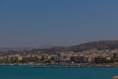 Rethymno, Yunanistan - 30 Temmuz 2016: Venedik limanından Rethymno 'ya panoramik bakış. Rethymno, Girit Adası 'ndaki Rethymno bölgesel biriminin başkenti Yunanistan' da yaklaşık 40 bin nüfuslu bir kenttir..