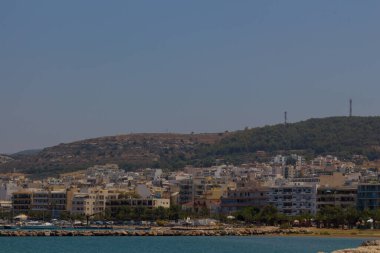 Rethymno, Yunanistan - 30 Temmuz 2016: Venedik limanından Rethymno 'ya panoramik bakış. Rethymno, Girit Adası 'ndaki Rethymno bölgesel biriminin başkenti Yunanistan' da yaklaşık 40 bin nüfuslu bir kenttir..