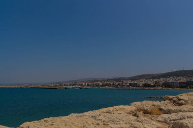 Rethymno, Yunanistan - 30 Temmuz 2016: Venedik limanından Rethymno 'ya panoramik bakış. Rethymno, Girit Adası 'ndaki Rethymno bölgesel biriminin başkenti Yunanistan' da yaklaşık 40 bin nüfuslu bir kenttir..