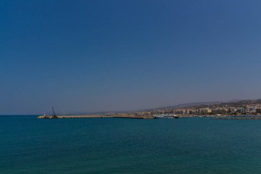Rethymno, Yunanistan - 30 Temmuz 2016: Venedik limanından Rethymno 'ya panoramik bakış. Rethymno, Girit Adası 'ndaki Rethymno bölgesel biriminin başkenti Yunanistan' da yaklaşık 40 bin nüfuslu bir kenttir..