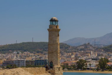 Rethymno, Yunanistan - 30 Temmuz 2016: Eski deniz feneri. Bu deniz feneri Mısırlılar tarafından 1830 yılında Türklerin Girit 'i Mısırlılara teslim ettiği dönemde inşa edildi. Muhtemelen şantiyede Chania h gibi eski bir Venedik deniz feneri vardı.