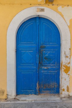 Rethymno, Yunanistan - 30 Temmuz 2016: Eski kemer yolu portalı. Eski Rethymnon kasabası Rönesans 'ın en iyi korunmuş kasabalarından biridir..
