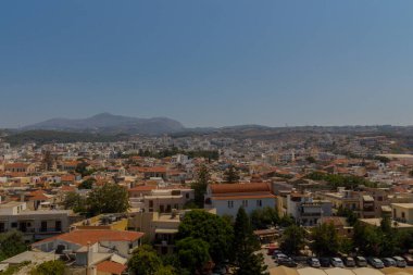 Rethymno, Yunanistan - 30 Temmuz 2016: Fortezza kalesinden Rethymno 'ya panoramik bakış. Rethymno, Girit Adası 'ndaki Rethymno bölgesel biriminin başkenti Yunanistan' da yaklaşık 40 bin nüfuslu bir kenttir. Rethymnon 'un eski kasabası