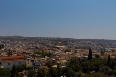 Rethymno, Yunanistan - 30 Temmuz 2016: Fortezza kalesinden Rethymno 'ya panoramik bakış. Rethymno, Girit Adası 'ndaki Rethymno bölgesel biriminin başkenti Yunanistan' da yaklaşık 40 bin nüfuslu bir kenttir. Rethymnon 'un eski kasabası