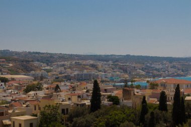 Rethymno, Yunanistan - 30 Temmuz 2016: Fortezza kalesinden Rethymno 'ya panoramik bakış. Rethymno, Girit Adası 'ndaki Rethymno bölgesel biriminin başkenti Yunanistan' da yaklaşık 40 bin nüfuslu bir kenttir. Rethymnon 'un eski kasabası