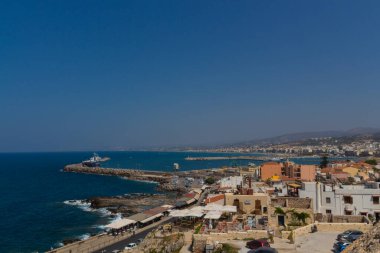 Rethymno, Yunanistan - 30 Temmuz 2016: Fortezza kalesinden Rethymno 'ya panoramik bakış. Rethymno, Girit Adası 'ndaki Rethymno bölgesel biriminin başkenti Yunanistan' da yaklaşık 40 bin nüfuslu bir kenttir. Rethymnon 'un eski kasabası