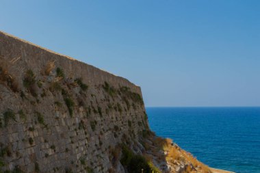 Rethymno, Yunanistan - 30 Temmuz 2016: Fortezza Kalesi ve Akdeniz (Girit Denizi) duvarı. Fortezza (İtalyanca 