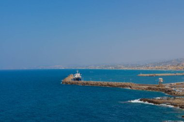 Rethymno, Yunanistan - 30 Temmuz 2016: Fortezza 'dan Rethymno' ya panoramik bakış. Rethymno, adanın üçüncü büyük şehridir. Girit 'e yılda 2,8 milyon turist geliyor (2011).