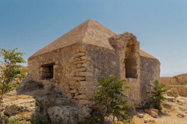 Girit, Yunanistan 'daki Fortezza Kalesi' nin içindeki bina. Fortezza (İtalyanca 