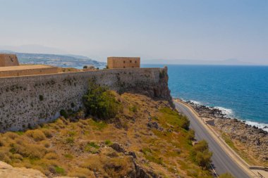 Fortezza Kalesi ve Akdeniz 'in (Girit Denizi) panoramik manzarası. Fortezza (İtalyanca 