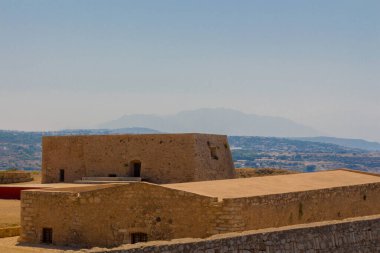 Girit, Yunanistan 'daki Fortezza Kalesi' nin içindeki bina. Fortezza (İtalyanca 