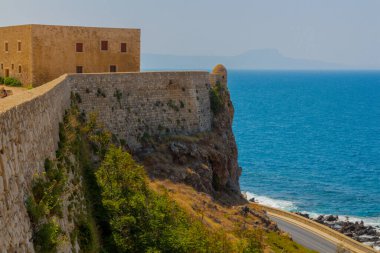 Rethymno, Yunanistan - 30 Temmuz 2016: Fortezza Kalesi ve deniz. Fortezza (İtalyanca 