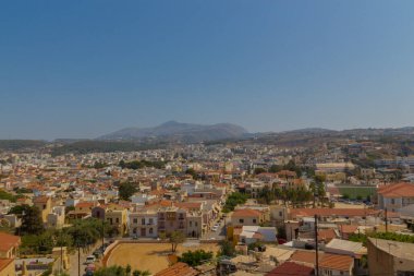 Rethymno, Yunanistan - 30 Temmuz 2016: Fortezza kalesinden Rethymno 'ya panoramik bakış. Rethymno, Girit Adası 'ndaki Rethymno bölgesel biriminin başkenti Yunanistan' da yaklaşık 40 bin nüfuslu bir kenttir. Rethymnon 'un eski kasabası