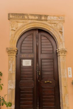 Rethymno, Yunanistan - 30 Temmuz 2016: Eski kemer yolu portalı. Eski Rethymnon kasabası Rönesans 'ın en iyi korunmuş kasabalarından biridir..