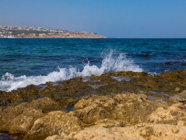 Rethymno, Yunanistan - 31 Temmuz 2016: Rocky Akdeniz plajı ve dalgaları.