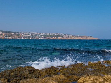 Rethymno, Yunanistan - 31 Temmuz 2016: Rocky Akdeniz plajı ve dalgaları.