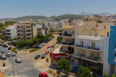 Rethymno, Yunanistan - 31 Temmuz 2016: Rethymno 'ya panoramik bakış. Rethymno, adanın üçüncü büyük şehridir. Girit 'e yılda 2,8 milyon turist geliyor (2011).