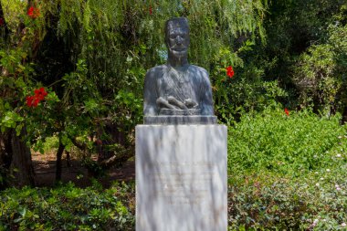 Rethymno Belediye Parkı 'nda heykel. Güzel Halk Bahçesi, Rethymno Kasabası 'nın tam kalbinde yer almaktadır ve her yaştan ziyaretçiler için gerçek bir zevktir..