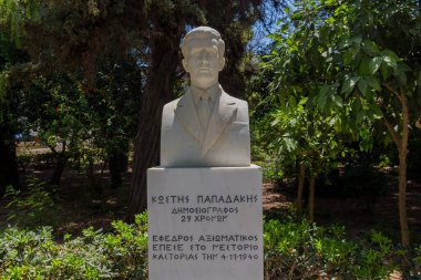 Rethymno Belediye Parkı 'nda heykel. Güzel Halk Bahçesi, Rethymno Kasabası 'nın tam kalbinde yer almaktadır ve her yaştan ziyaretçiler için gerçek bir zevktir..