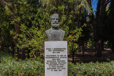 Rethymno Belediye Parkı 'nda heykel. Güzel Halk Bahçesi, Rethymno Kasabası 'nın tam kalbinde yer almaktadır ve her yaştan ziyaretçiler için gerçek bir zevktir..