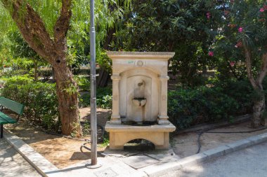 Rethymno Belediye Parkı 'ndaki çeşme. Güzel Halk Bahçesi, Rethymno Kasabası 'nın tam kalbinde yer almaktadır ve her yaştan ziyaretçiler için gerçek bir zevktir..