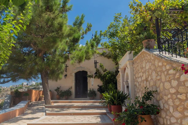 Agia Irini Manastırı, Yunanistan. Rethymnon şehrinin kuzeydoğusunda yer alan Vrysina Dağı 'nın eteğinde yer alan Agia Irini Kutsal Manastırı Girit' in en eski manastırlarından biridir. Manastır yıkıldı.