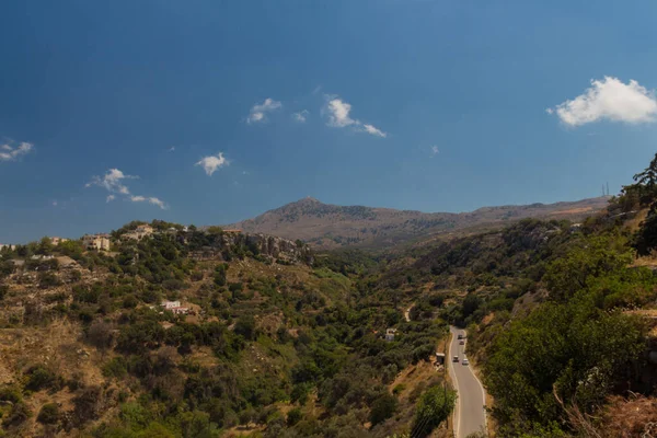 Agia Irini, Rethymno, Girit, Yunanistan. 27 Temmuz. 2016: Agia Irini Manastırı 'ndan dağlara panoramik manzara. Girit 'e yılda 2,8 milyon turist geliyor (2011).
