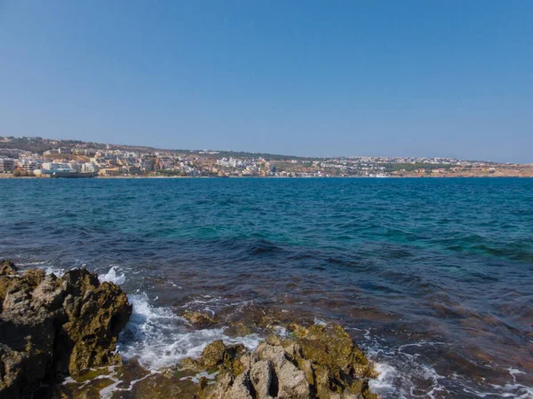 Rethymno Grécia Julho 2016 Praia Mediterrânea Rochosa Mar Creta Mar — Fotografia de Stock