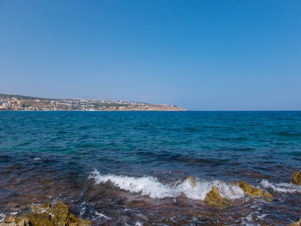 Rethymno Grecia Julio 2016 Playa Rocosa Mediterránea Mar Creta Mar — Foto de Stock