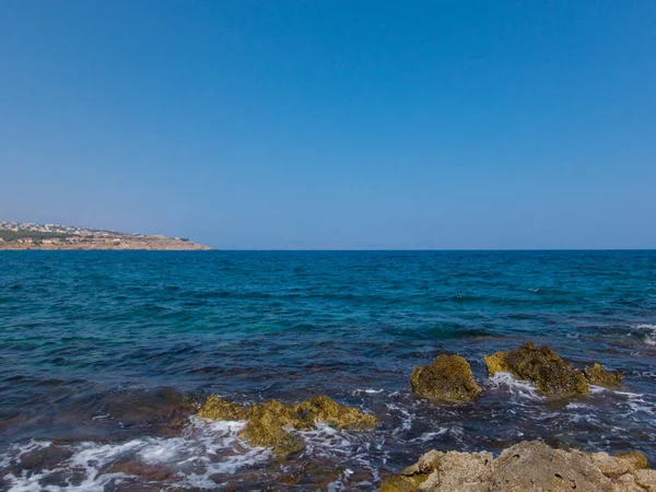 Praia Rochosa Mediterrânea Rethymno Creta Grécia — Fotografia de Stock