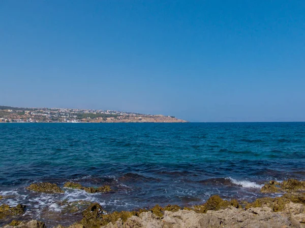 Rethymno Grecia Luglio 2016 Spiaggia Rocciosa Mediterranea Mare Creta Mare — Foto Stock