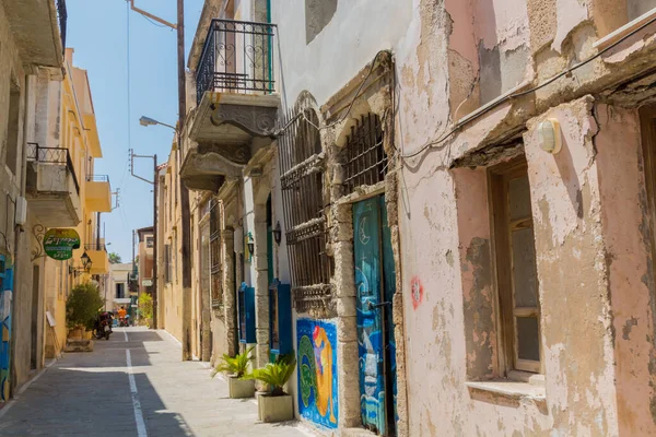 Rethymno, Yunanistan - 30 Temmuz 2016: Old Town 'da dar sokaklar. Eski Rethymnon kasabası Rönesans 'ın en iyi korunmuş kasabalarından biridir..