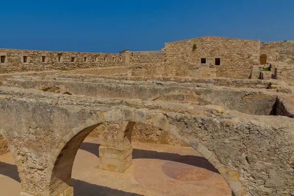 Rethymno, Yunanistan - 30 Temmuz 2016: The Complex of Magazines in Fortezza of Rethymno. Fortezza (İtalyanca 
