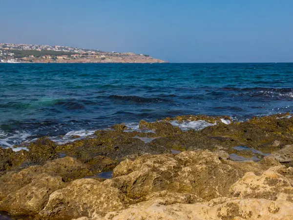 Rethymno Grécia Julho 2016 Praia Ondas Rochosas Mediterrâneo — Fotografia de Stock