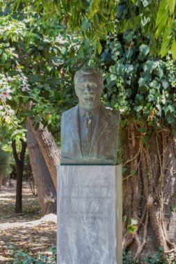 Rethymno Belediye Parkı 'nda heykel. Güzel Halk Bahçesi, Rethymno Kasabası 'nın tam kalbinde yer almaktadır ve her yaştan ziyaretçiler için gerçek bir zevktir..