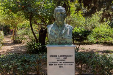 Rethymno Belediye Parkı 'nda heykel. Güzel Halk Bahçesi, Rethymno Kasabası 'nın tam kalbinde yer almaktadır ve her yaştan ziyaretçiler için gerçek bir zevktir..