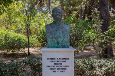 Rethymno Belediye Parkı 'nda heykel. Güzel Halk Bahçesi, Rethymno Kasabası 'nın tam kalbinde yer almaktadır ve her yaştan ziyaretçiler için gerçek bir zevktir..