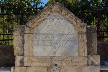Rethymno Belediye Parkı yakınlarında antik bir sedir çeşmesi. Güzel Halk Bahçesi, Rethymno Kasabası 'nın tam kalbinde yer almaktadır ve her yaştan ziyaretçiler için gerçek bir zevktir..