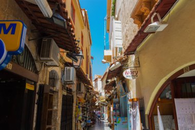 Rethymno, Yunanistan - 31 Temmuz 2016: Eski kentte dar sokaklar. Eski Rethymnon kasabası Rönesans 'ın en iyi korunmuş kasabalarından biridir..